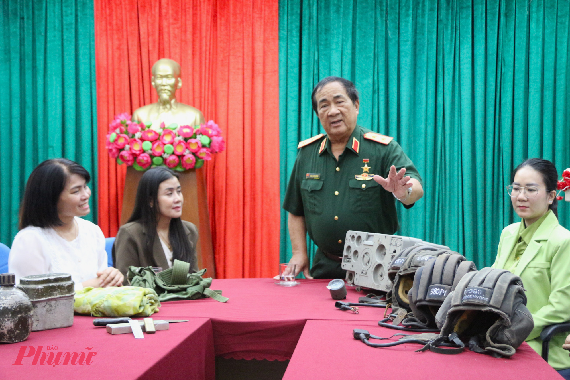 Chiến tranh đã lùi xa nửa thế kỷ, nhưng Trung tướng, Anh hùng lực lượng vũ trang Đoàn Sinh Hưởng - nguyên Tư lệnh Binh chủng Tăng Thiết giáp; nguyên Tư lệnh Quân khu 4; cựu chiến binh trực tiếp tham gia Chiến dịch Tây Nguyên 1975 vẫn gìn giữ nhiều kỷ vật quý giá gắn liền với những năm tháng chiến đấu ác liệt của mình.