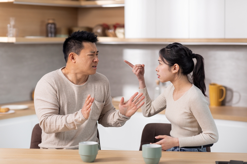 Tiền ăn của gia đình, tiền bỉm sữa của con đều bị ngốn mất trong từng lô đề. Hễ chồng và mẹ chồng lên tiếng là có gây gỗ.(ảnh minh họa-shutterstock)