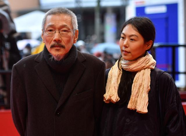 Đạo diễn Hong Sang-soo (trái) và Kim Min-hee. Ảnh: Yonhap
