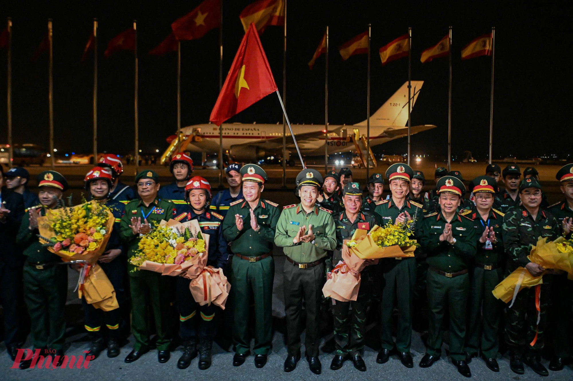 Thượng tướng Vũ Hải Sản, Thứ trưởng Bộ Quốc phòng, và Trung tướng Lê Văn Tuyến, Thứ trưởng Bộ Công an, đã ra sân bay đón và động viên khích lệ tinh thần lực lượng cứu hộ, cứu nạn hoàn thành nhiệm vụ tại Myanmar trở về. 