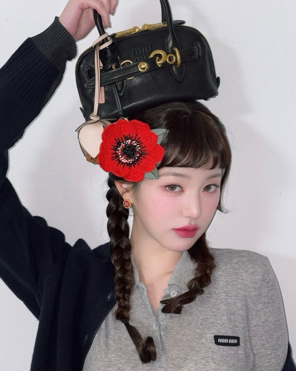 Chỉ với một chiếc móc khóa da “Trick” từ Miu Miu (7,5 triệu KRW), Jang Wonyoung đã khéo léo biến chiếc túi Avantrure mini da nappa (42 triệu KRW) thành một tác phẩm nghệ thuật di động. Hoạ tiết hoa đỏ thêu tinh tế bằng len nhẹ nhàng điểm xuyết trên chiếc túi đen giản đơn, tạo nên điểm nhấn nổi bật mà không hề làm mất đi vẻ thanh lịch vốn có. 