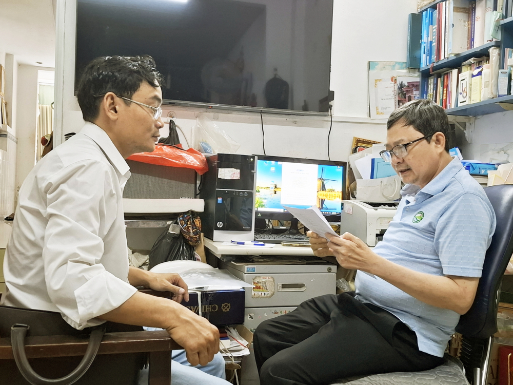 Ông Nguyễn Hoàng Lên (bìa phải) nhận quyết định nghỉ hưu sớm - ẢNH: SƠN VINH