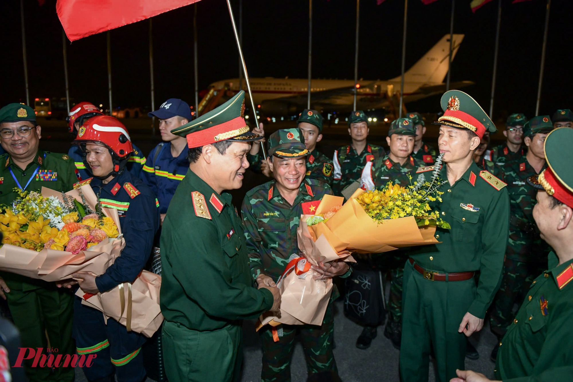 Tại sân bay, Thiếu tướng Phạm Văn Tỵ, Phó cục trưởng Cục Cứu hộ, Cứu nạn (Bộ Tổng tham mưu), Trưởng đoàn công tác đã báo cáo lãnh đạo Bộ Quốc phòng và Bộ Công an về việc hai đoàn công tác của hai bộ đã hoàn thành xuất sắc nhiệm vụ cứu hộ, khắc phục hậu quả động đất tại Myanmar.