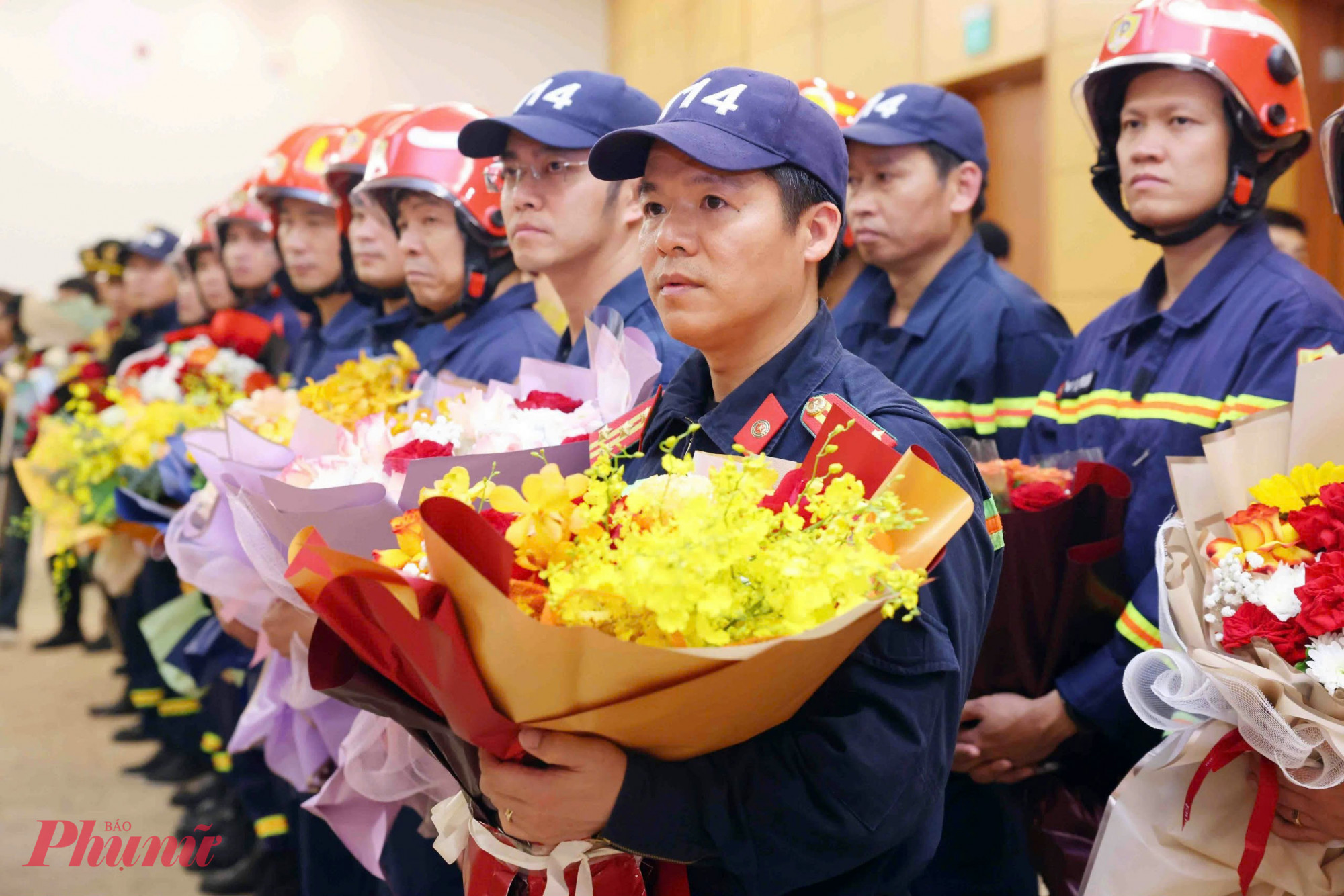 Chiều cùng ngày, tại sân bay quốc tế Yangon (Myanmar), trước khi đoàn cứu nạn cứu hộ của Việt Nam trở về nước, đại diện Bộ Quốc phòng, Bộ Công an Việt Nam đã trao gần 30 tấn hàng cứu trợ cho Myanmar nhằm giúp đỡ nước bạn vượt qua hậu quả thảm họa động đất vừa qua.  Lô hàng cứu trợ gồm lương khô, nhà bạt, thuốc và vật tư y tế, phương tiện phòng hộ cá nhân, sữa và nhiều vật dụng cứu trợ khác. Đây cũng là đợt hàng cứu trợ thứ hai Việt Nam gửi tới Myanmar sau thảm họa động đất ngày 28-3.