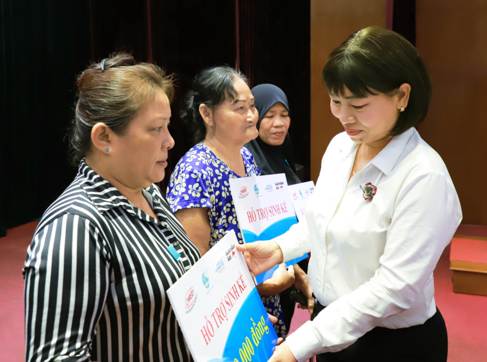 Bà Trần Thị Phương Hoa (bìa phải) -  Phó chủ tịch  Hội LHPN TPHCM - trao vốn hỗ trợ phụ nữ phát triển kinh tế  - ẢNH: T.L.