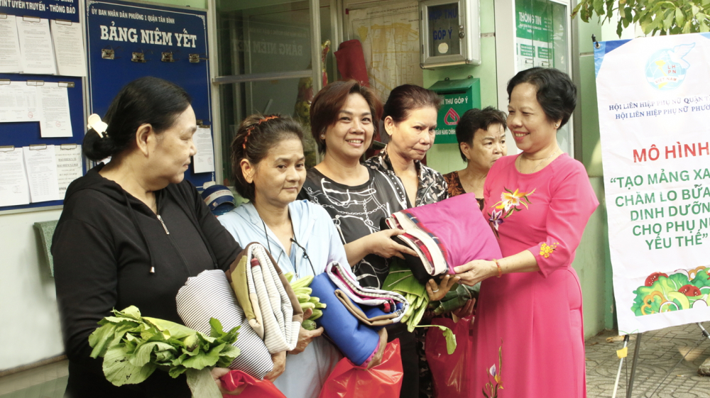 Bà tổ trưởng miệt mài may mền ấm tặng dân Hơn 150 chiếc mền được bà Nguyễn Thị Hoàng (bìa phải) tỉ mỉ may thêu với nhiều họa tiết độc đáo để trao tặng những người lao động nghèo, cơ nhỡ