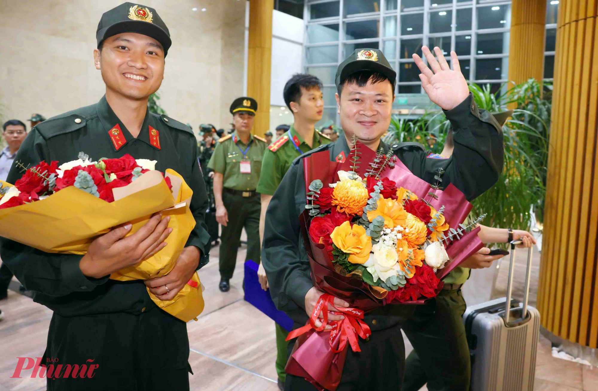 Những đóa hoa tươi thắm, những nụ cười rạng rỡ của các cán bộ chiến sĩ khi trở về với đất nước.