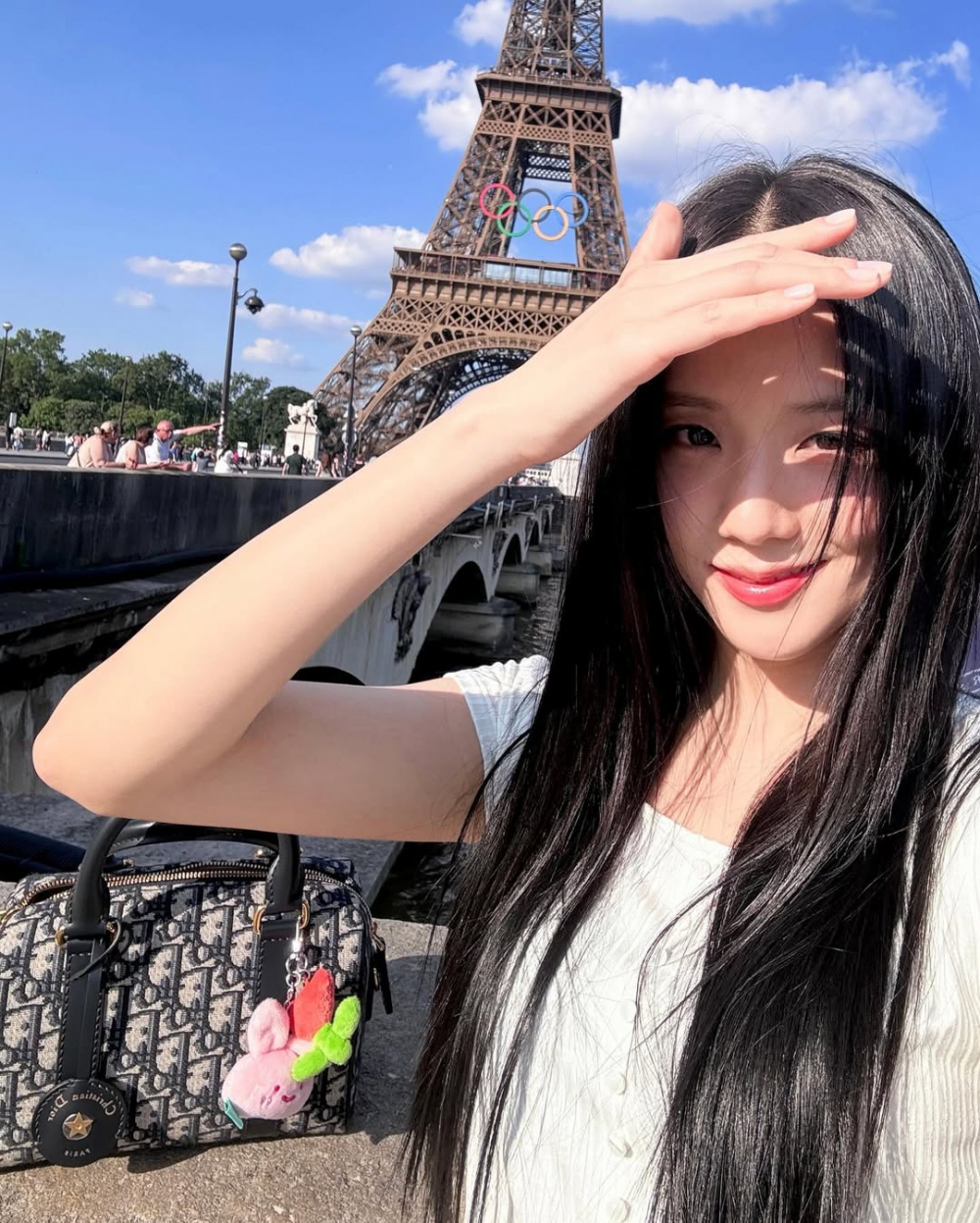 Đơn giản nhưng đầy sức hút là cách Jisoo sử dụng Shumon để nâng tầm túi xách bằng móc khóa, biến chúng thành những tác phẩm thời trang ấn tượng, giao thoa giữa sang trọng và cá tính năng động.