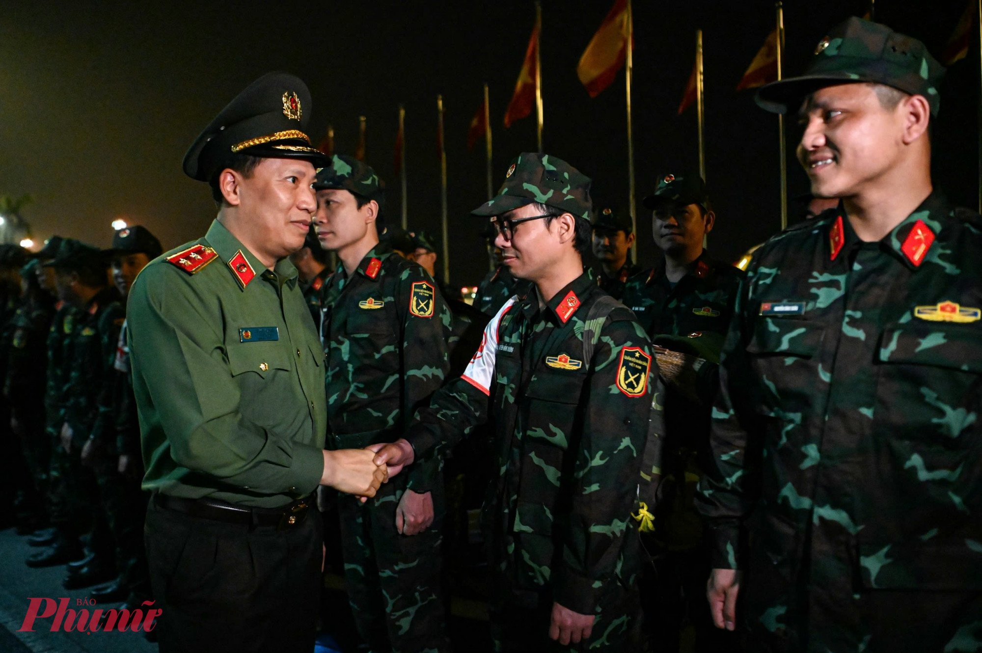 Trung tướng Lê Văn Tuyến, Thứ trưởng Bộ Công an, đón lực lượng cứu hộ, cứu nạn hoàn thành nhiệm vụ tại Myanmar trở về. Ảnh: TTXVN