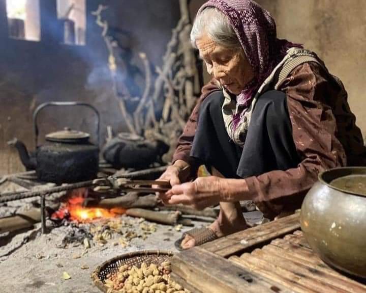 Mẹ già nhớ nhớ quên quên cần con cái thấu cảm, yêu thương (ảnh minh hoạ)