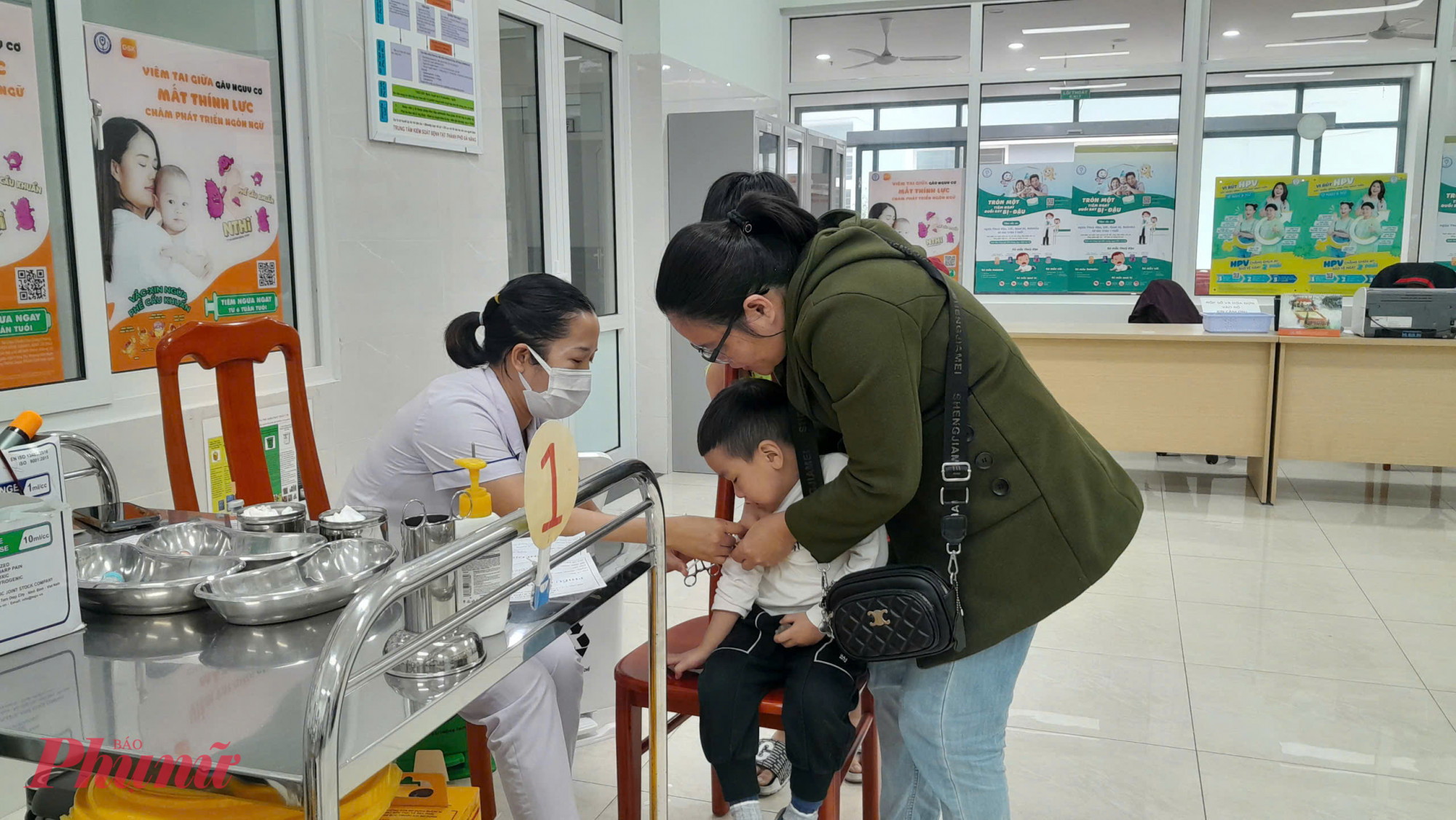 Trẻ tiêm vắc xin sởi tại Trung tâm kiểm soát bệnh tật TP Đà Nẵng