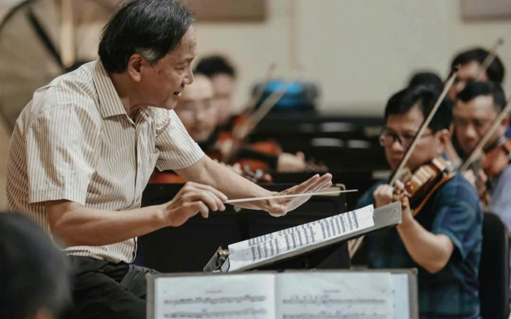 Nhạc trưởng Trần Vương Thạch chỉ huy đêm diễn - Ảnh: HBSO.