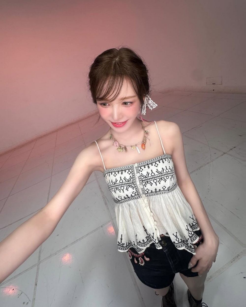 Nếu mong muốn thu hút tình yêu, gia tăng tài lộc hay cải thiện sức khỏe, bạn nên chọn loại đá phù hợp với nhu cầu cá nhân. Bên cạnh đó, thiết kế của trang sức cũng cần đảm bảo sự tinh tế, thanh lịch, giúp dễ dàng kết hợp với trang phục hàng ngày mà vẫn giữ được giá trị phong thủy. Một yếu tố không thể bỏ qua là chất lượng của đá. Hãy ưu tiên những viên đá tự nhiên, không qua xử lý hóa học để đảm bảo nguồn năng lượng nguyên bản và duy trì tác dụng phong thủy lâu dài.