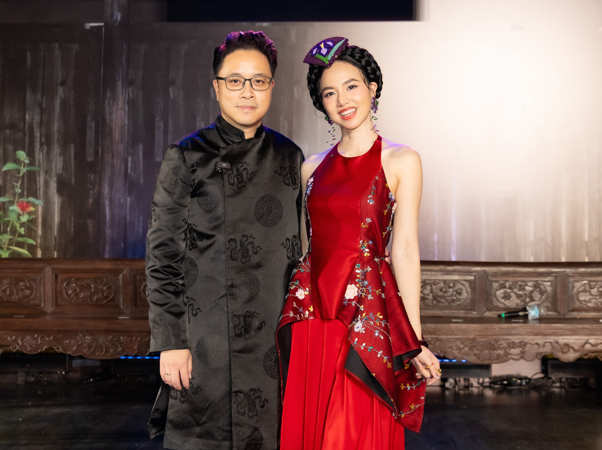 Đạo diễn Victor Vũ và vợ, diễn viên Đinh Ngọc Diệp tại buổi ra mắt phim Thám tử Kiên: Kỳ án không đầu