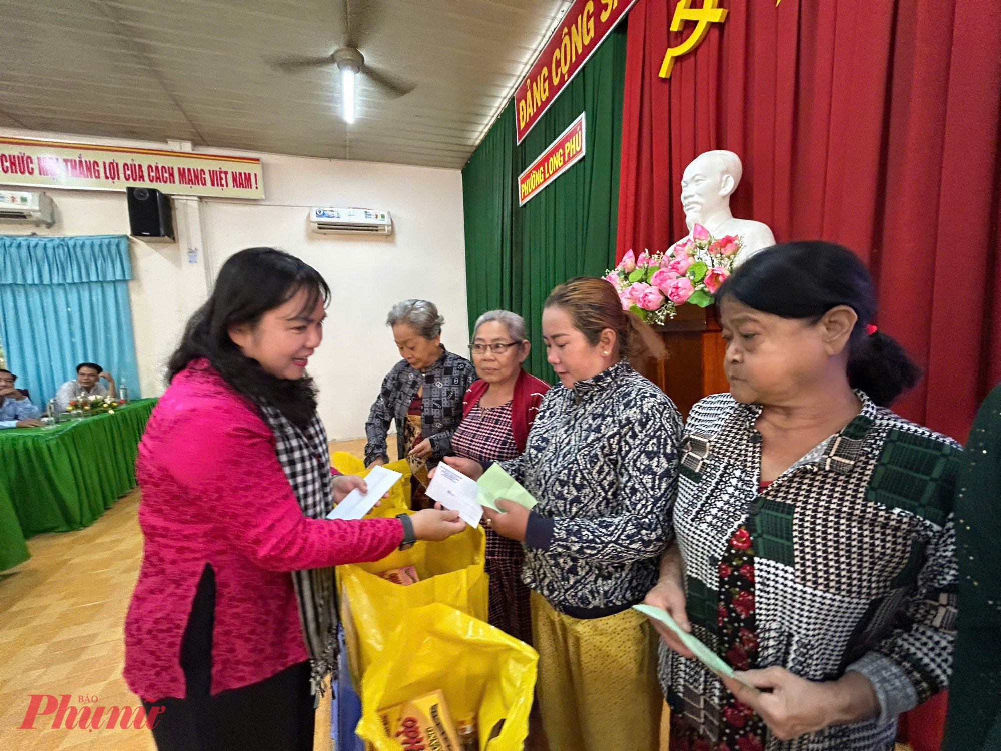 Bà Nguyễn Hạnh Thảo – Chủ tịch Hội LHPN TP Thủ Đức - trao quà đến chị em hội viên phụ nữ có hoàn cảnh khó khăn của phường Long Phú, thị xã Tân Châu, tỉnh An Giang. 