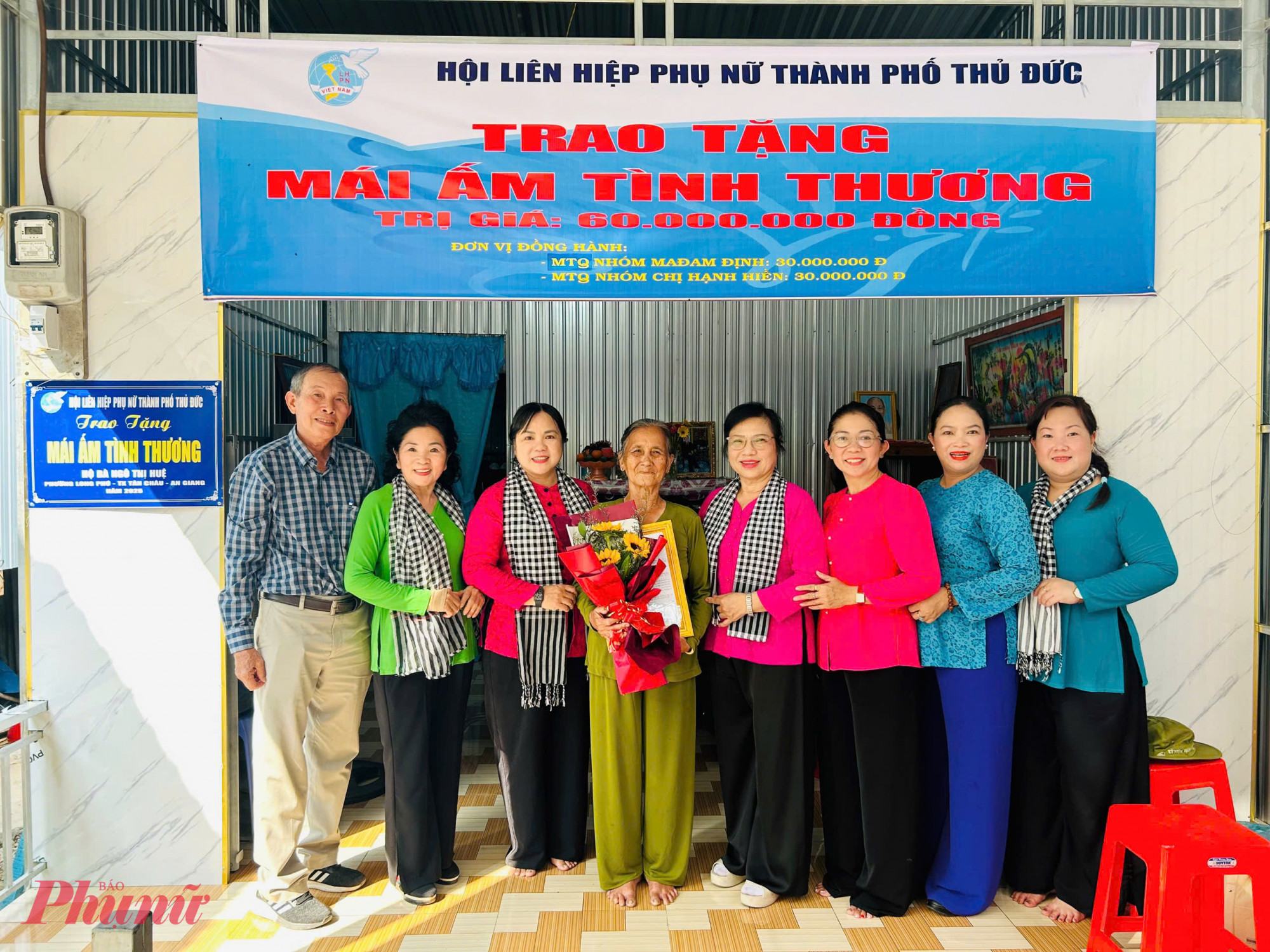 Hội LHPN TP Thủ Đức bàn giao mái ấm tình thương cho gia đình bà Huệ (thứ 4, từ phải qua).