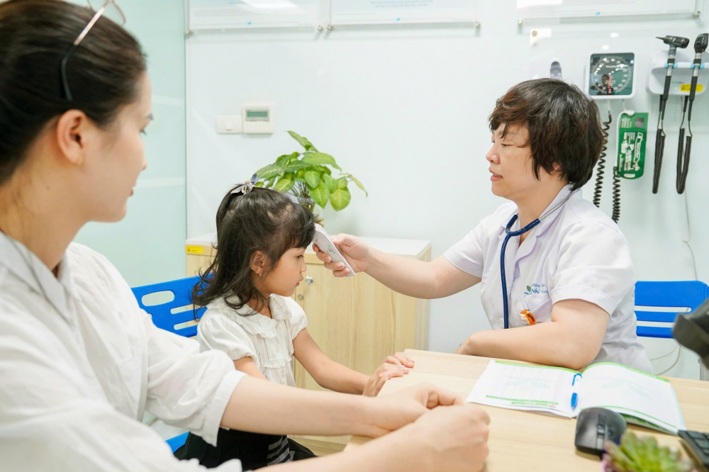 Miễn phí y tế toàn dân: hoàn toàn khả thi Theo các chuyên gia, việc miễn viện phí hoàn toàn khả thi nhưng cần áp dụng cho đối tượng ưu tiên, sau đó mở rộng. Trong ảnh: Bác sĩ Bệnh viện Nhi trung ương đang khám bệnh cho người dân - ẢNH: N.THẠCH