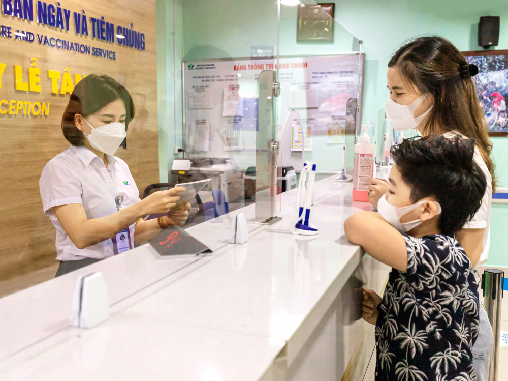 Miễn phí y tế toàn dân: hoàn toàn khả thi Người dân làm thủ tục khám, chữa bệnh tại Bệnh viện Nhi trung ương ẢNH: N. THẠCH