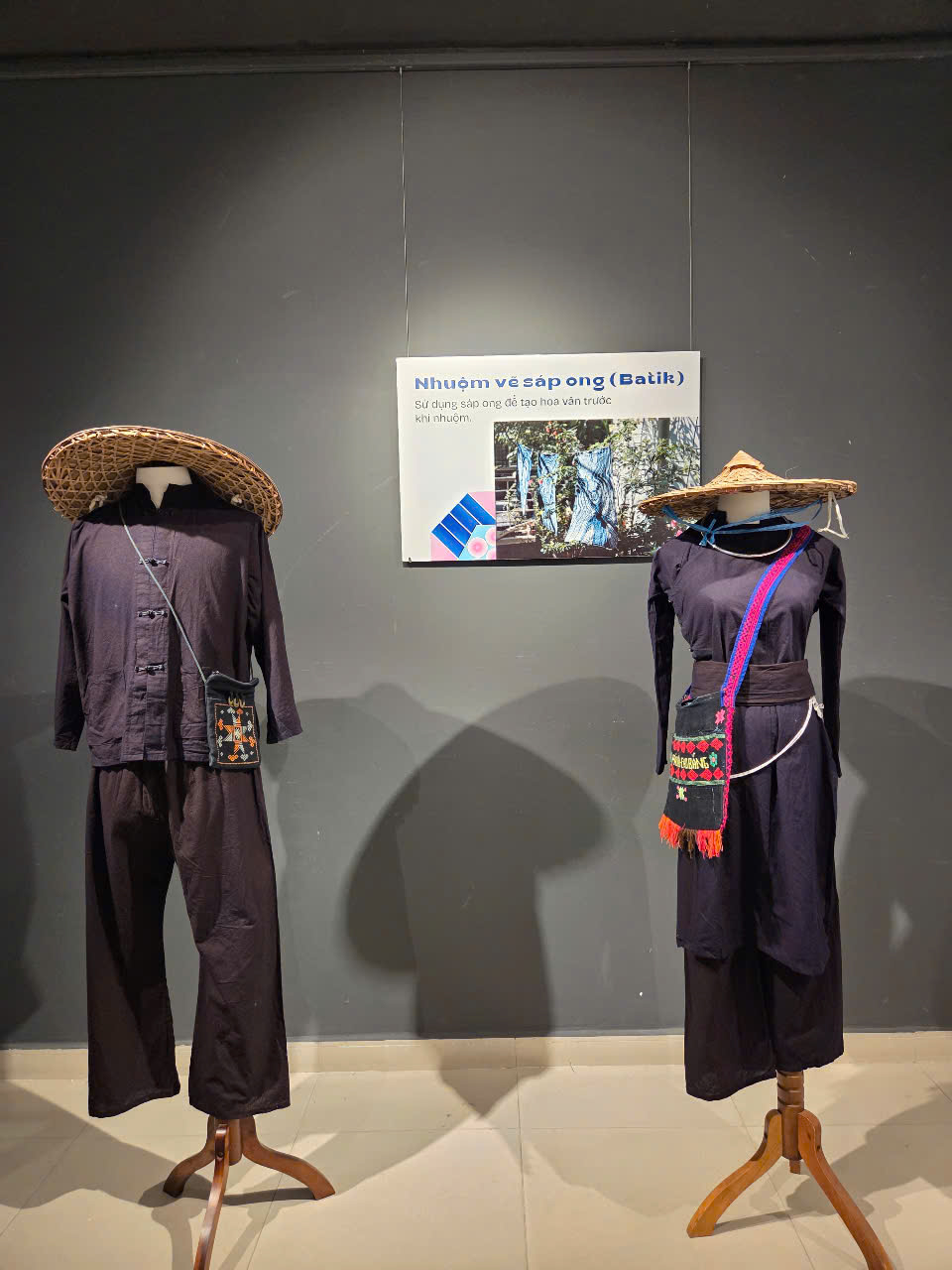 Trang phục nam - nữ người Tày.