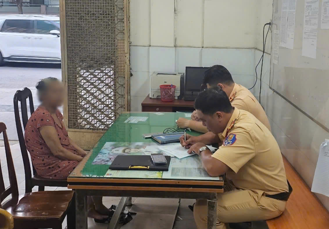 Bà M. bị CSGT Bến Thành mời làm việc. Ảnh: CSGT