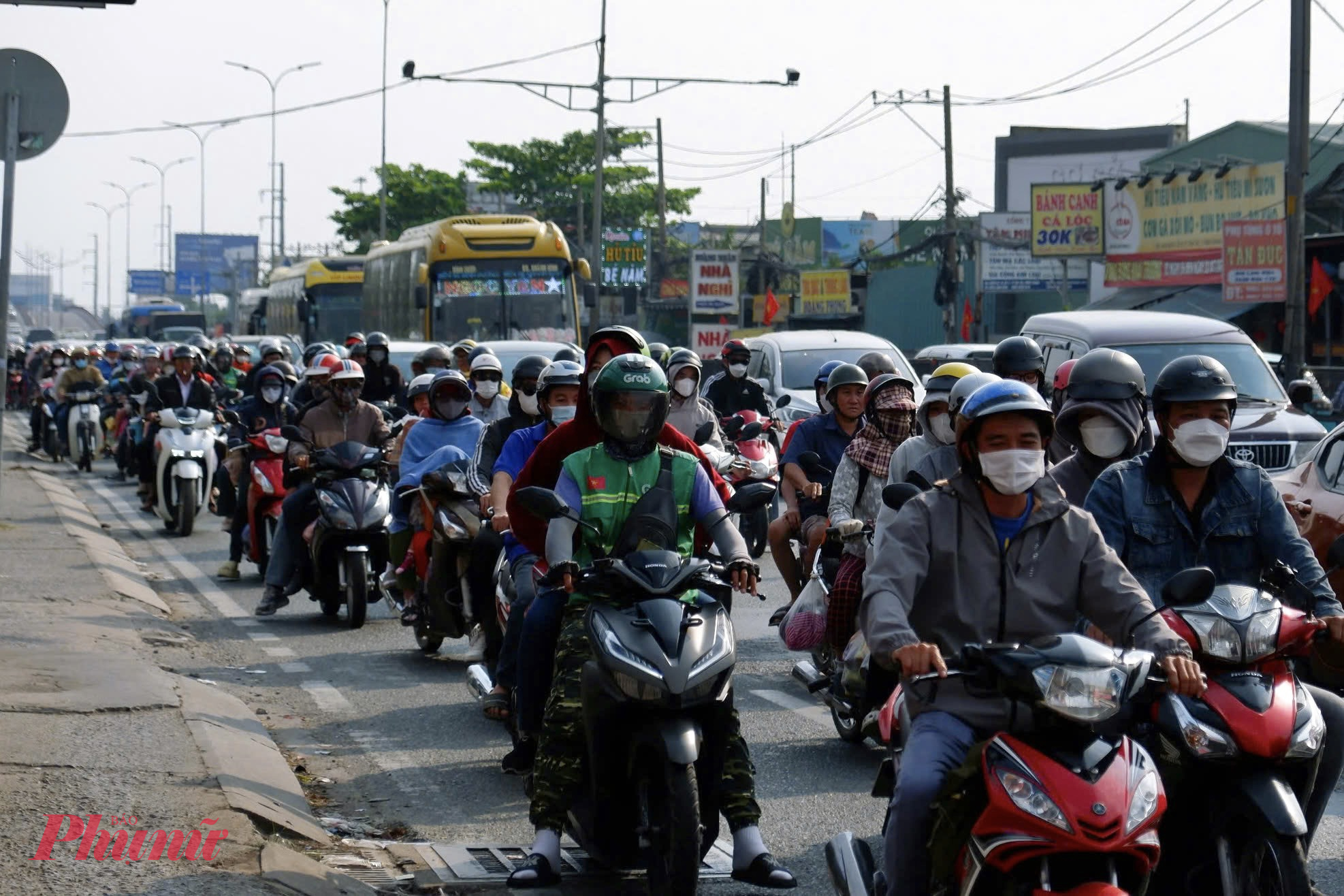 Trước nguy cơ ùn tắc dịp lễ lớn, ngành giao thông TPHCM đã chủ động lên phương án bảo đảm an toàn và thông suốt cho người dân - Ảnh: Vũ Quyền