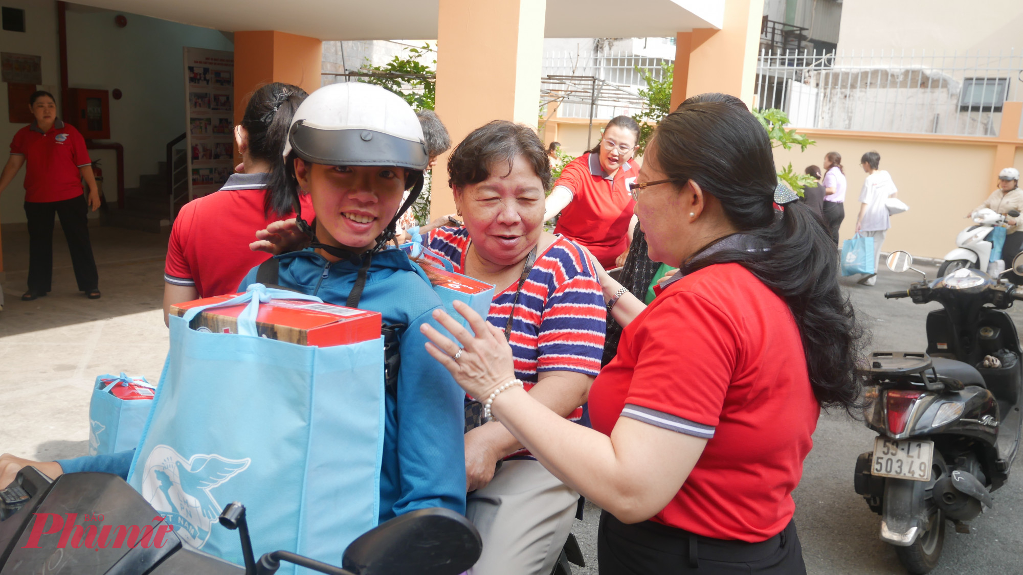 Bà Trần Thị Thu Trang - Chủ tịch Hội LHPN quận 8 - chuyện trò, hỏi thăm 2 hội viên, phụ nữ khuyết tật 