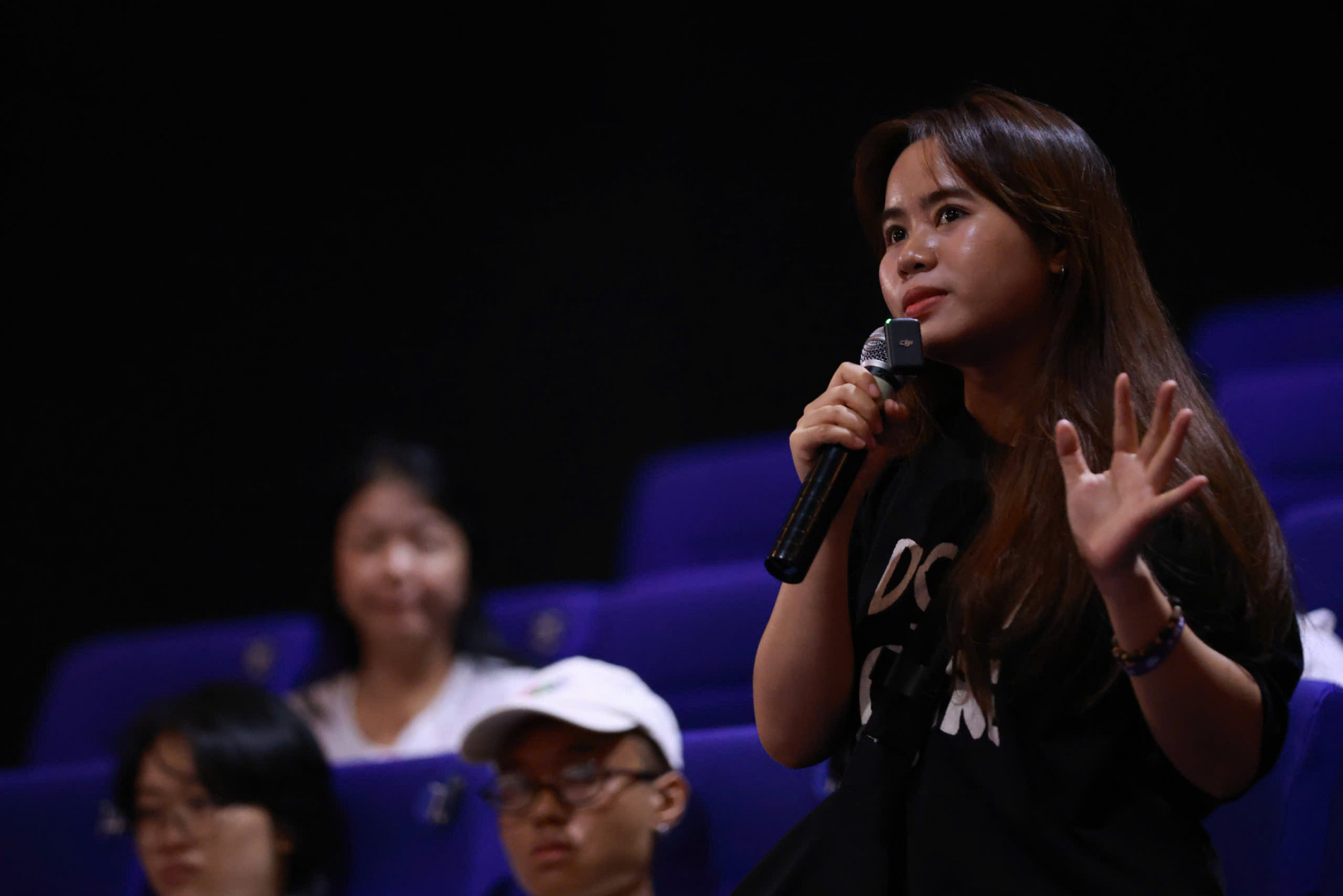 Các bạn trẻ giao lưu đặt câu hỏi với đoàn phim (ảnh: TFS)