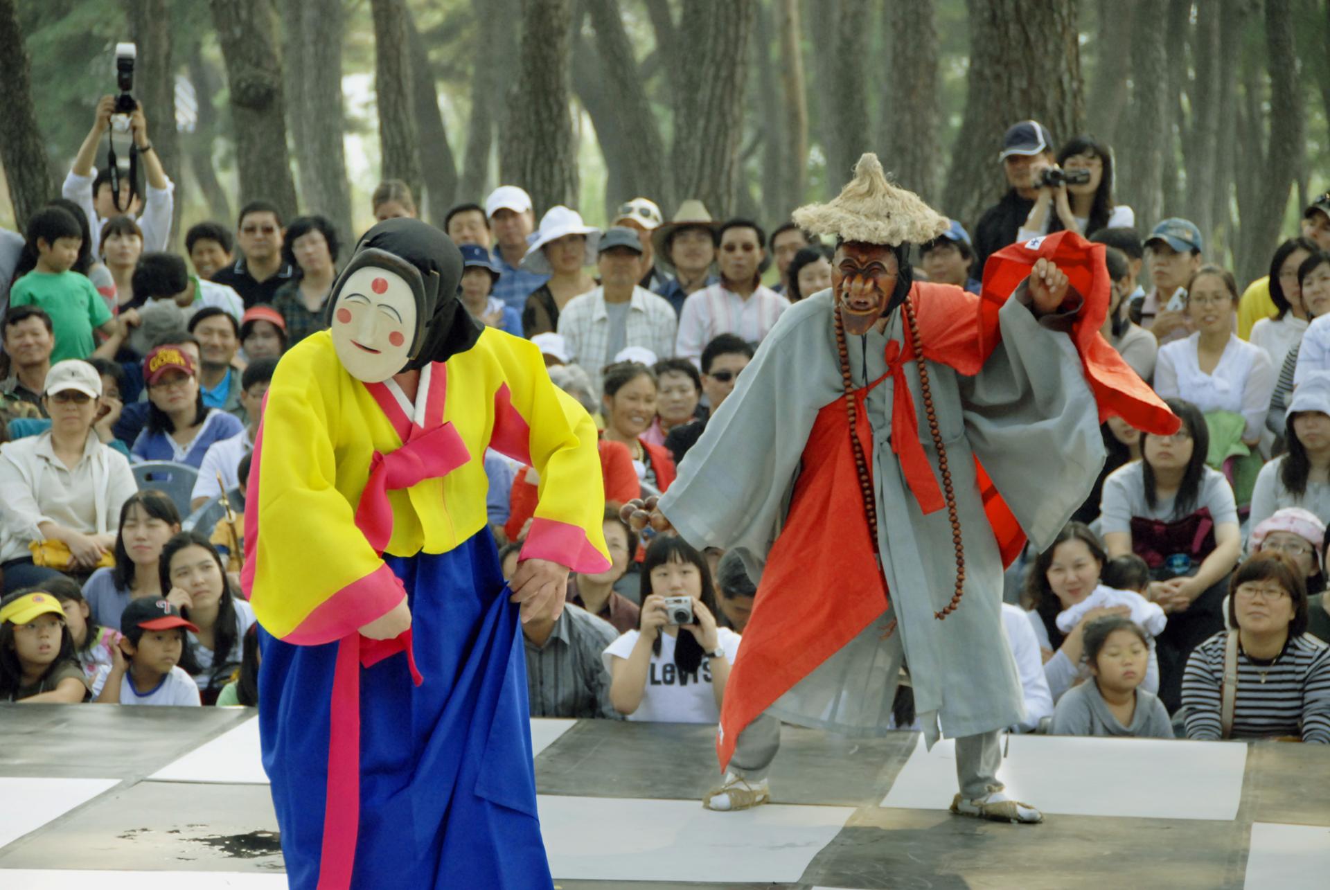 Talchum, điệu múa mặt nạ truyền thống của Hàn Quốc. Ảnh: Korea Heritage Service