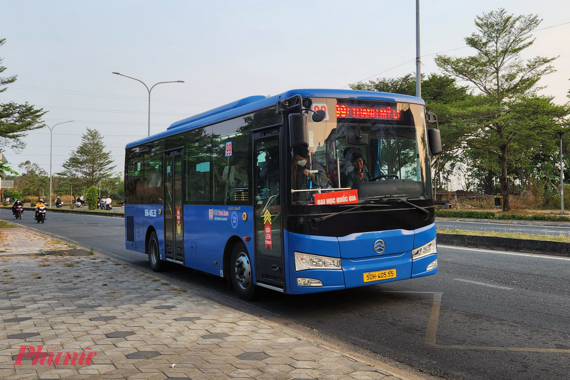 Một tuyến xe buýt ở TPHCM đang chạy trên đường - Ảnh: Vũ Quyền