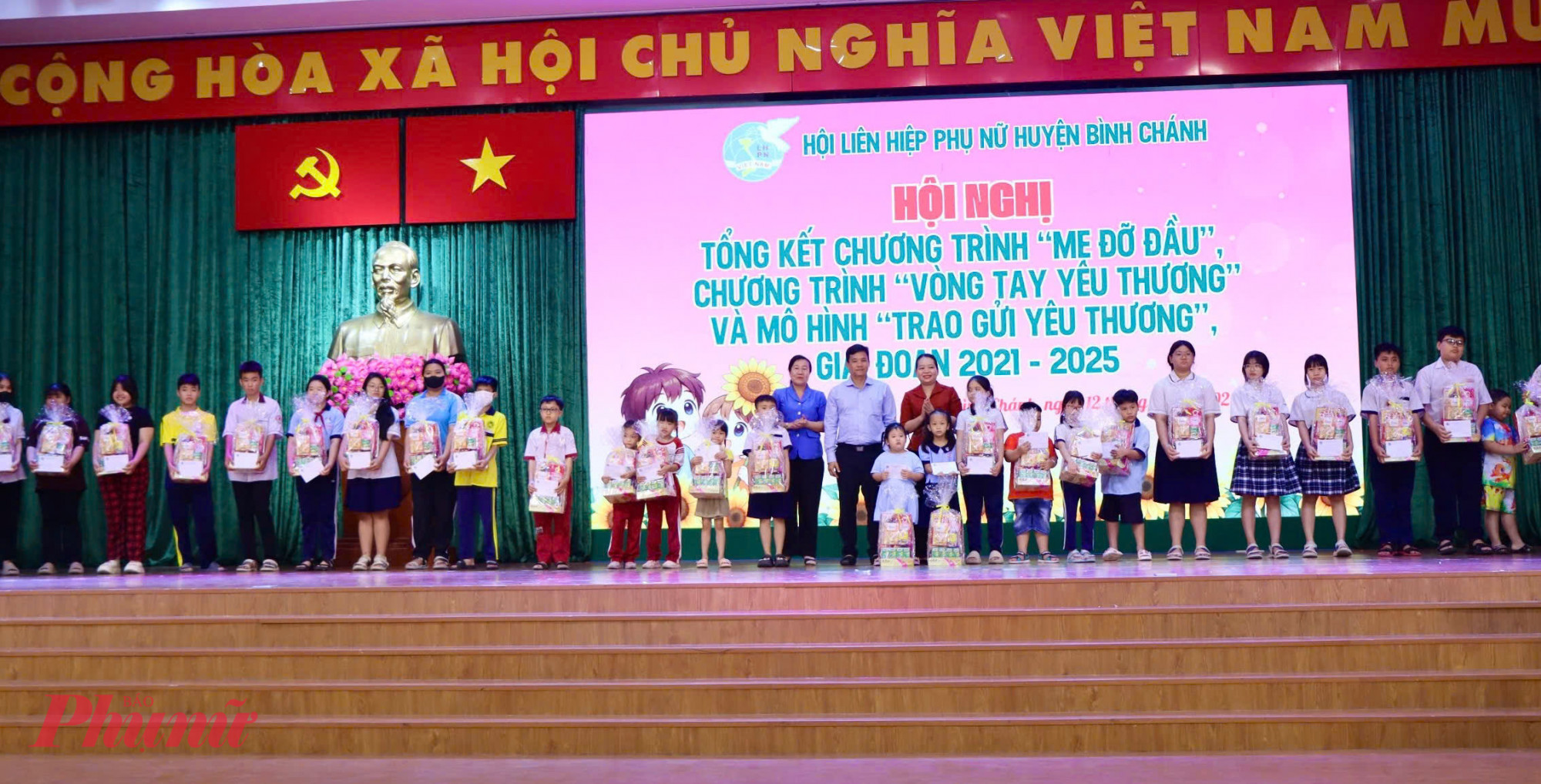 Dịp này, Ban tổ chức trao học bổng cho 20 trẻ, mỗi suất gồm một phần quà và 1 triệu đồng tiền mặt. Ngoài ra, 138 trẻ em khác được nhận quà từ mô hình “Trao gửi yêu thương”, mỗi phần trị giá 1 triệu đồng (gồm quà trị giá 200.000 đồng và 800.000 đồng tiền mặt).