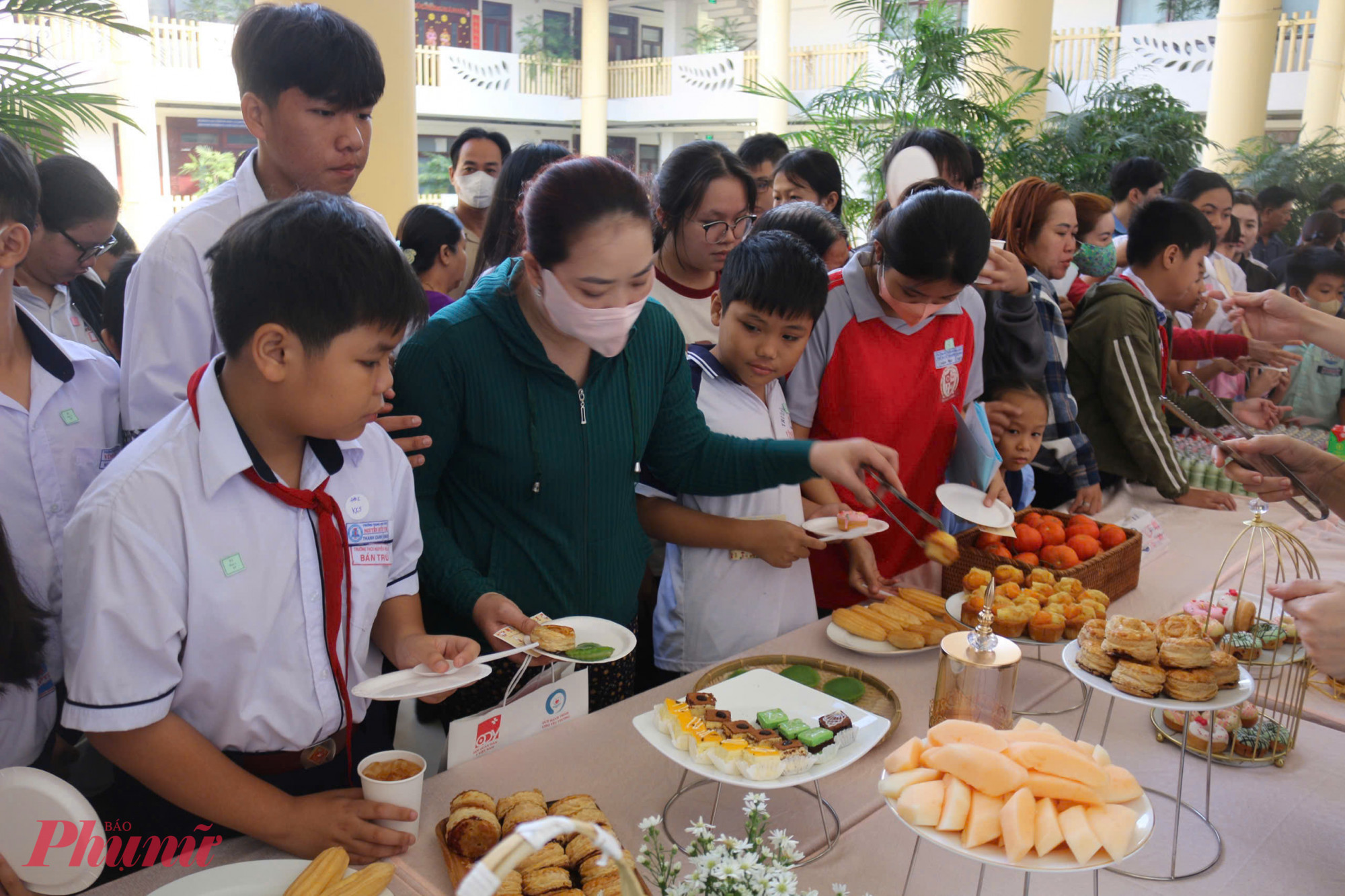 Các trẻ mồ côi bị ảnh hưởng do dịch COVID-19 thưởng thức gian hàng buffet 