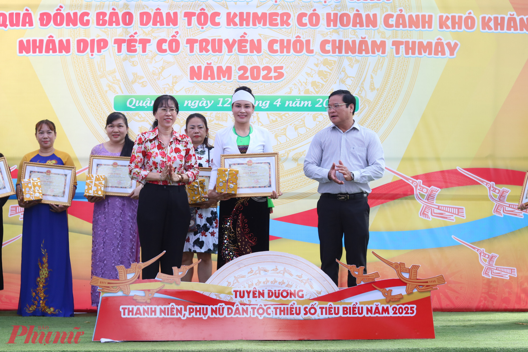 Ban tổ chức tuyên dương các gương phụ nữ dân tộc thiểu số tiêu biểu. 