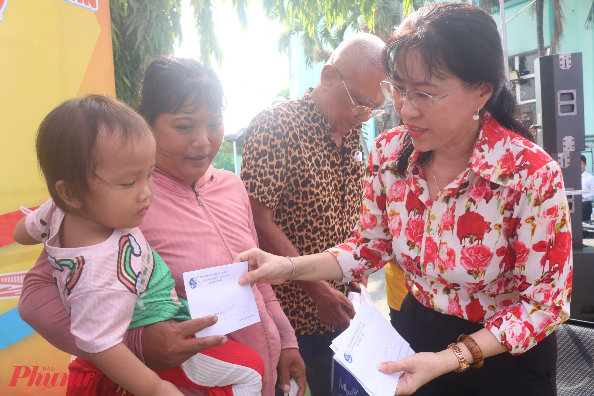Nhân tết cổ truyền Chôi Chnăm Thmây, tại ngày hội. Hội LHPN TPHCM và Hội LHPN quận 12 dành tặng 8 phần quà cho hội viên dân tộc Khmer có hoàn cảnh khó khăn, mỗi phần trị giá 1.000.000 đồng. Trong ảnh là bà Nguyễn Phương Thảo – Trưởng ban Tổ chức - Kiểm tra, Hội LHPN TPHCM (ảnh trên) và bà Trương Nhựt Thẫm – Chủ tịch Hội LHPN quận 12 (ảnh dưới) – trao quà, tiền đến các dì, các chị.