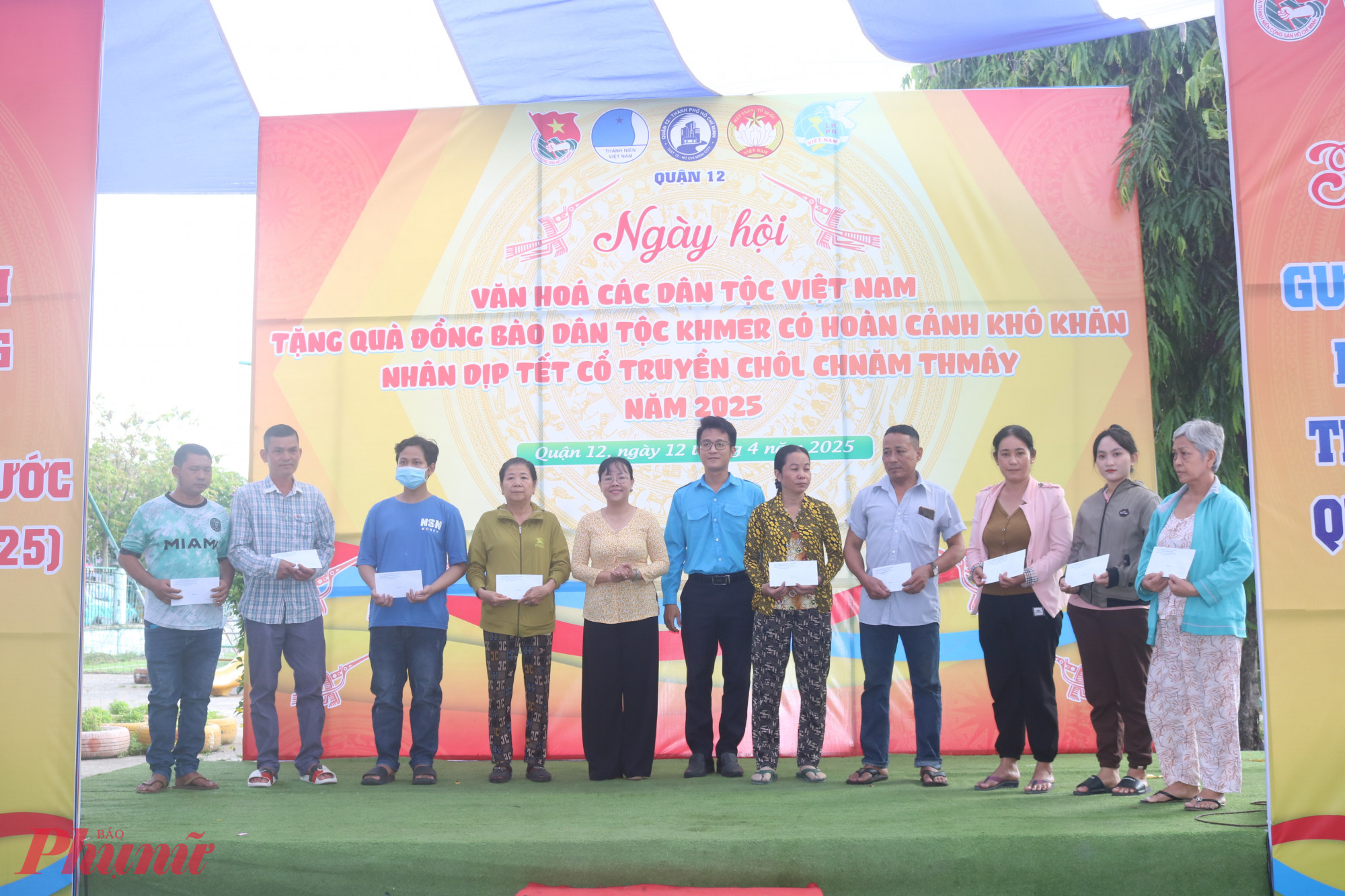 Dịp này, ban tổ chức cũng tặng quà đến 80 hộ gia đình đồng bào Khmer có hoàn cảnh khó khăn khác, mỗi phần trị giá 1.000.000 đồng.