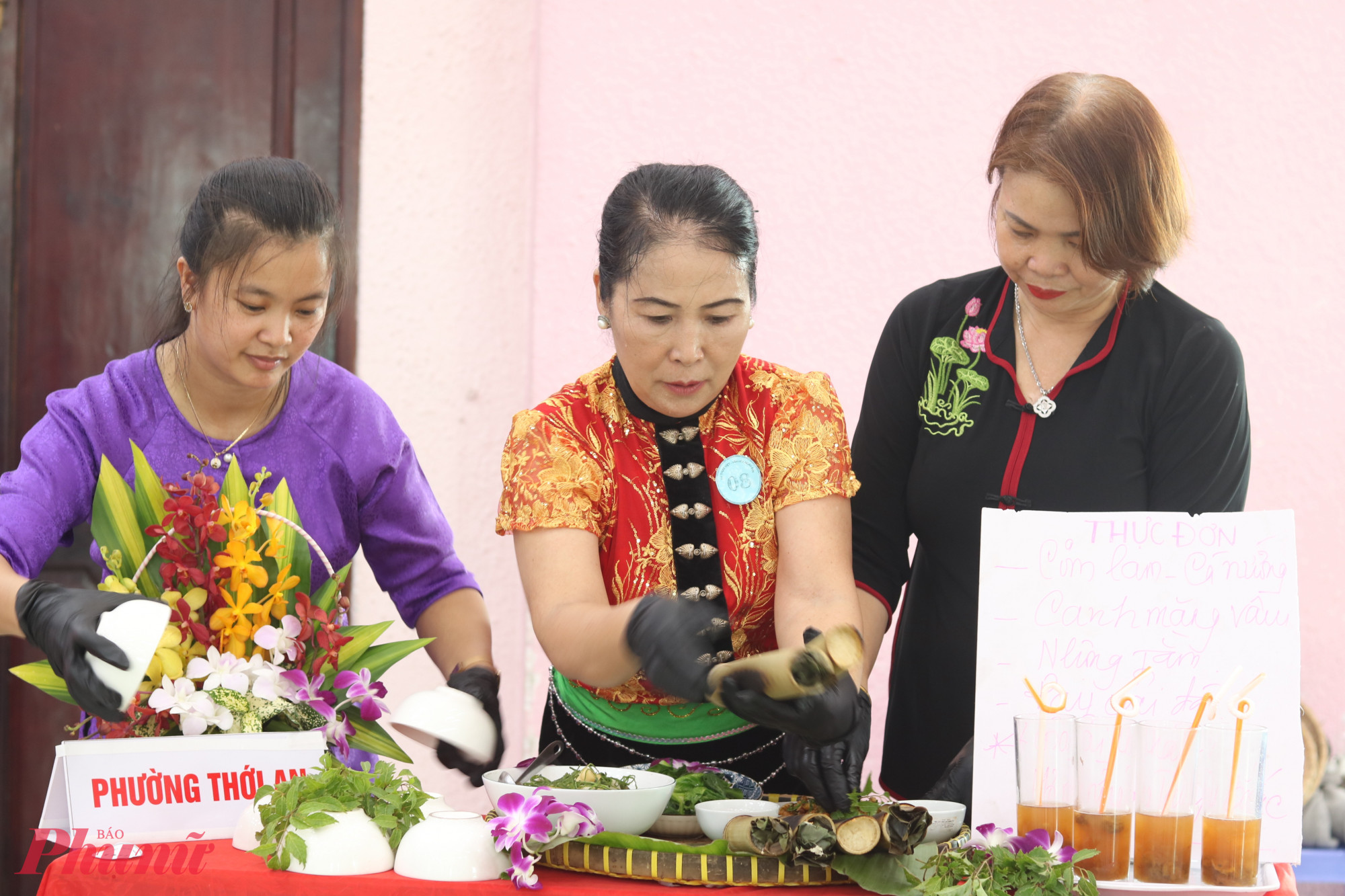 Hội LHPN phường Thới An mang đến hội thi ẩm thực món cơm lam, cá nướng, canh măng vầu, những món ăn đặc trưng của dân tộc Thái. 