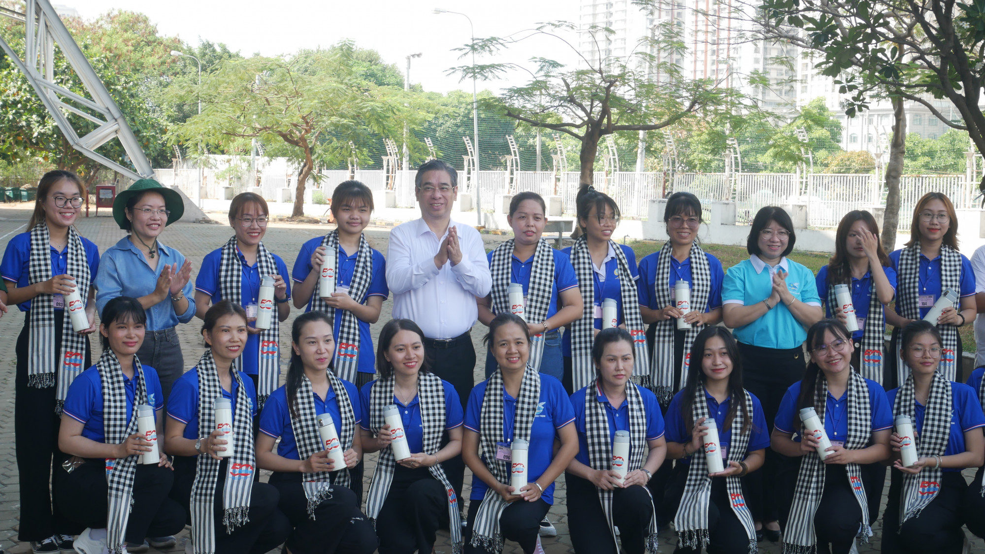 Phó Bí thư Thành ủy, Chủ tịch Ủy ban MTTQ Việt Nam TPHCM Nguyễn Phước Lộc trao quà cho các cán bộ, hội viên phụ nữ tiêu biểu đang tham gia tập luyện chuẩn bị cho ngày lễ trọng thể của đất nước