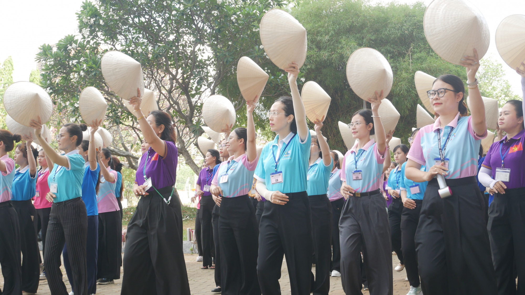 Sau gần 1 tháng xuyên suốt tập luyện, Khối Phụ nữ đã có những bước đi đều hơn, động tác đẹp hơn