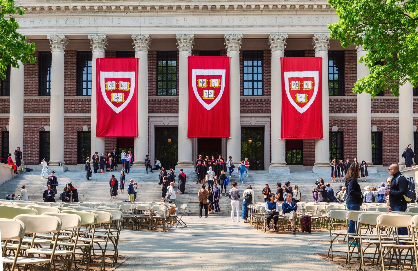 Các giáo sư Harvard kiện Tổng thống Trump vì dọa cắt 9 tỷ USD tiền tài trợ - Ảnh: Getty image