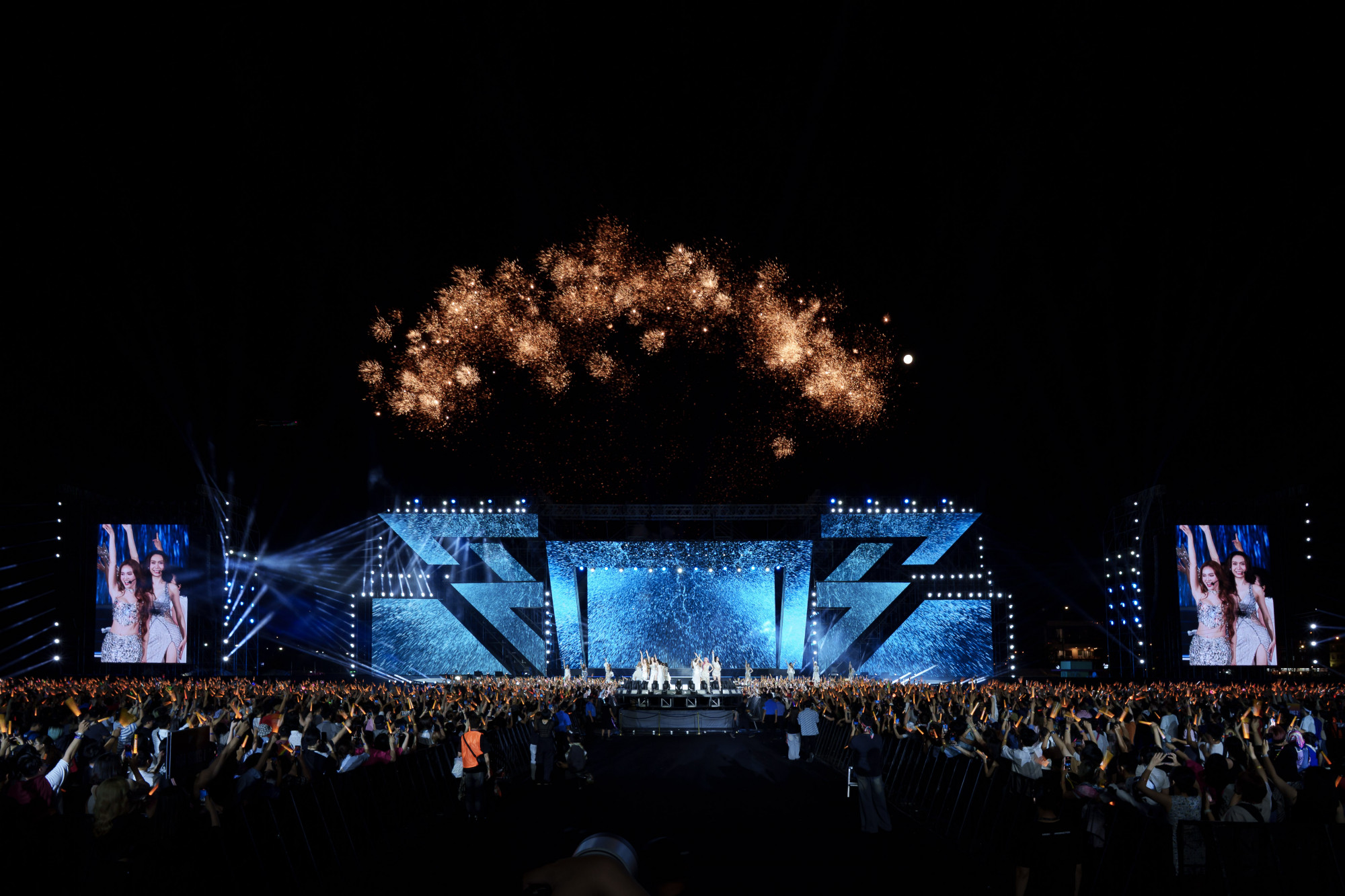 Sân khấu concert được đầu tư hoành tráng