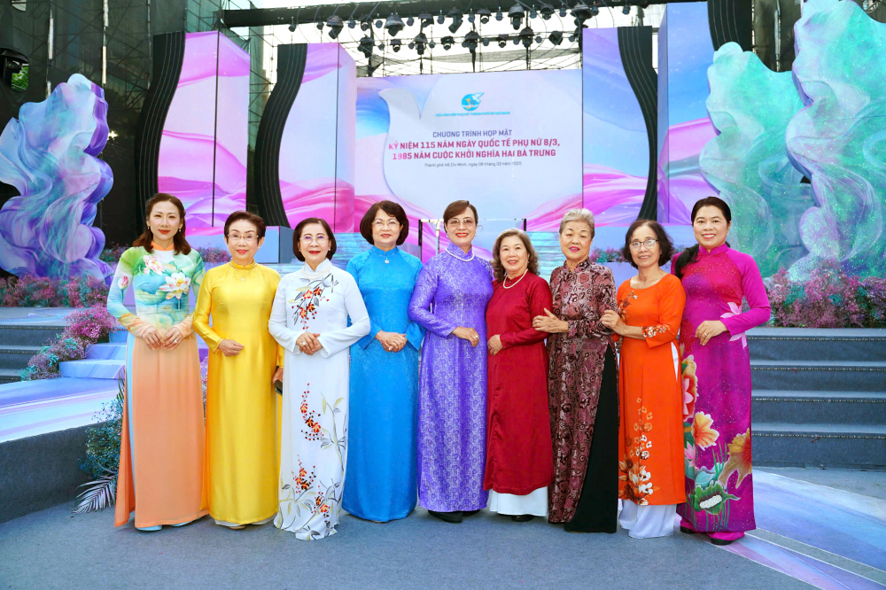 Hội Phụ nữ - vườn ươm cán bộ cho Đảng, chính quyền Nguyên Phó chủ tịch nước Đặng Thị Ngọc Thịnh (thứ tư từ trái sang) cùng các nữ lãnh đạo, nguyên lãnh đạo thành phố, Hội LHPN TPHCM và cán bộ nữ tiêu biểu tại chương trình họp mặt kỷ niệm 1985 năm cuộc khởi nghĩa Hai Bà Trưng và 115 năm ngày Quốc tế Phụ nữ 8/3/2025 - Ảnh do Hội LHPN TPHCM cung cấp