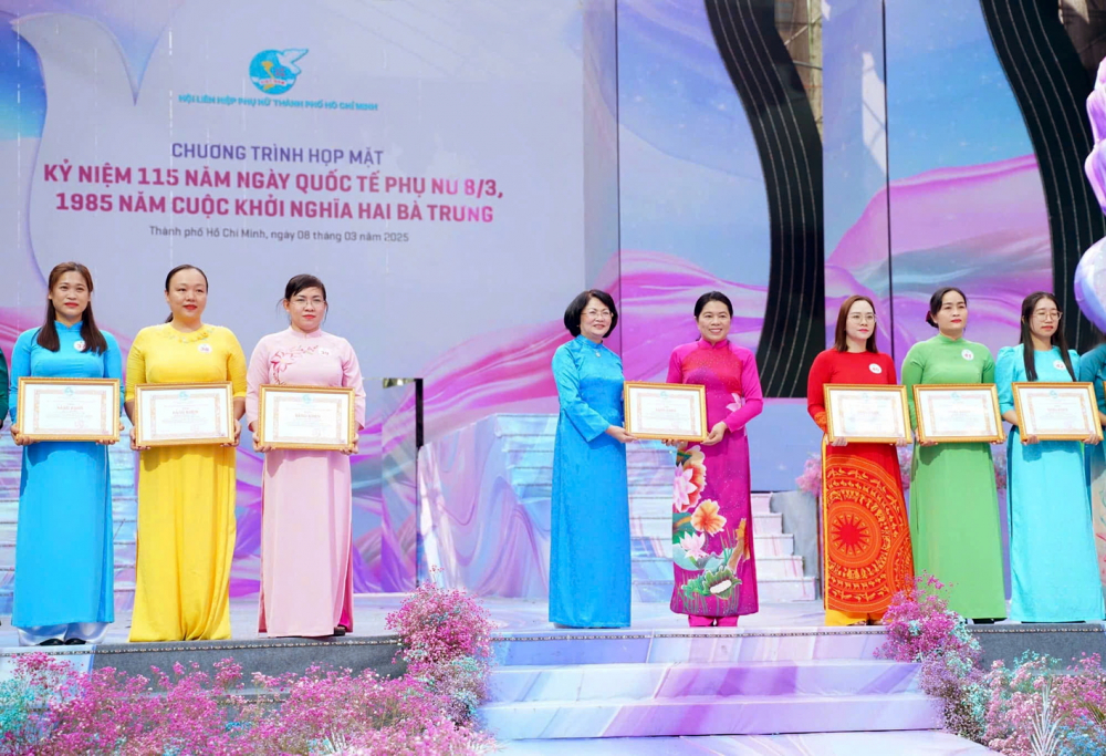 Hội Phụ nữ - vườn ươm cán bộ cho Đảng, chính quyền Bà Đặng Thị Ngọc Thịnh (thứ năm từ phải sang) - nguyên Phó chủ tịch nước - trao bằng khen của Hội LHPN TPHCM cho bà Nguyễn Trần Phượng Trân (thứ tư từ phải sang) - Phó trưởng đoàn chuyên trách Đoàn đại biểu Quốc hội TPHCM, nguyên Chủ tịch Hội LHPN TPHCM - và các cán bộ hội vì có thành tích xuất sắc trong đợt thi đua đặc biệt “Mỗi ngày một sáng kiến” giai đoạn 2023-2025 vào ngày 8/3/2025 - Nguồn ảnh: Hội phụ nữ