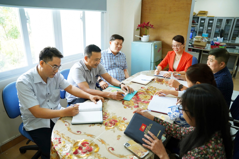 Hội Phụ nữ - vườn ươm cán bộ cho Đảng, chính quyền Bà Nguyễn Kiều Thu (thứ tư từ trái) - Trưởng ban Tổ chức Huyện ủy Nhà Bè - là một trong những nữ cán bộ trẻ trưởng thành từ công tác hội phụ nữ - Ảnh: Nguyễn Quang