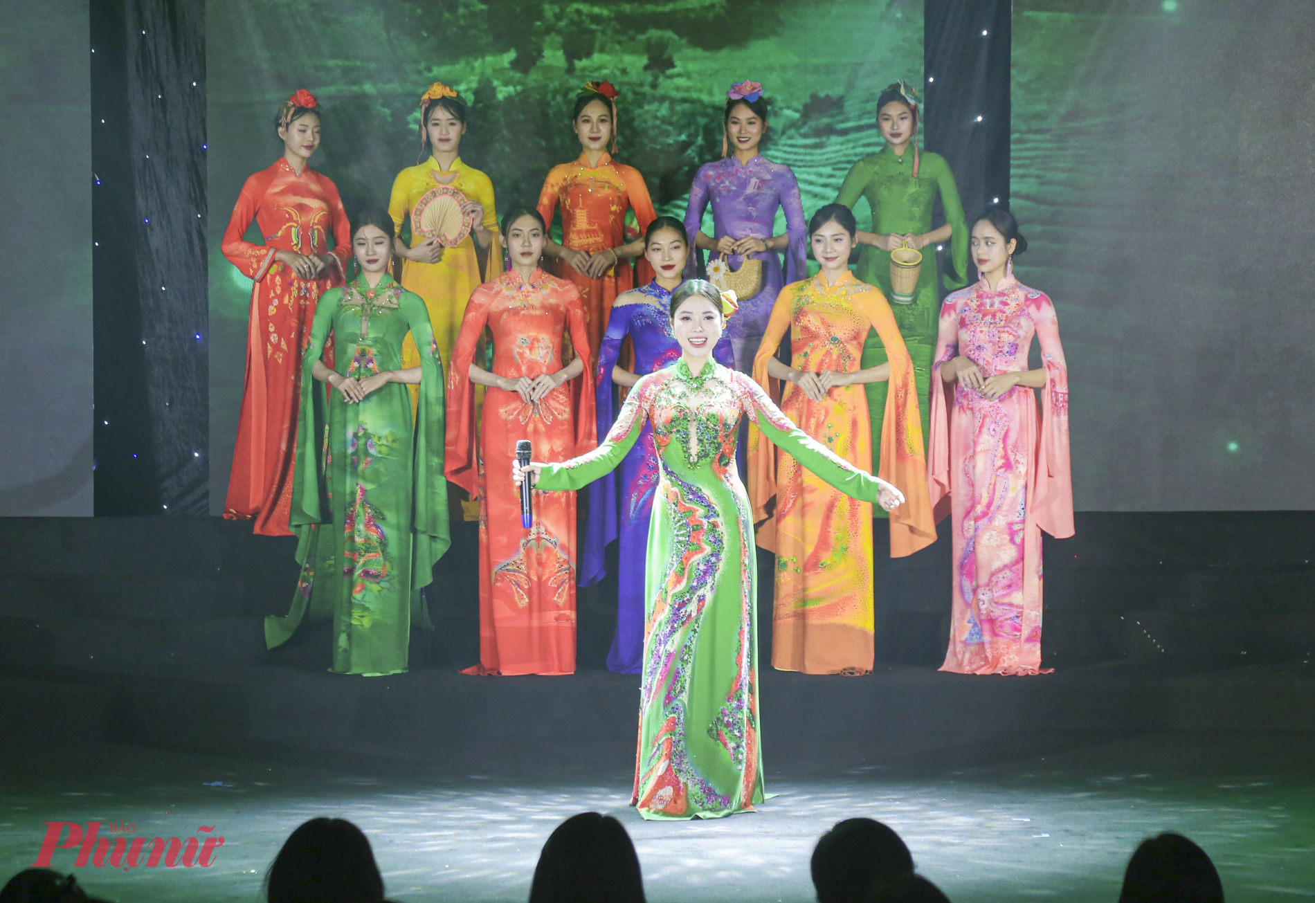 Những bộ sưu tập áo dài cao cấp, tinh xảo, sang trọng này đều đến từ nhà thiết kế Đỗ Trịnh Hoài Nam và các học trò.