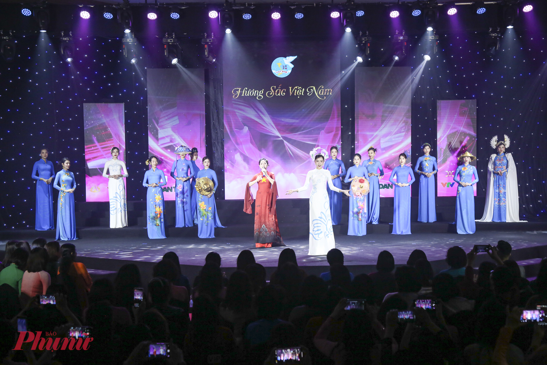 Chương 3 - Hương sắc Việt Nam: Ra mắt Bộ sưu tập “Áo dài mang Biểu trưng Hội Liên hiệp Phụ nữ Việt Nam”. Lấy cảm hứng từ biểu tượng chim bồ câu trong Biểu trưng của Hội LHPN Việt Nam, đại diện cho hòa bình, tự do và khát vọng vươn xa