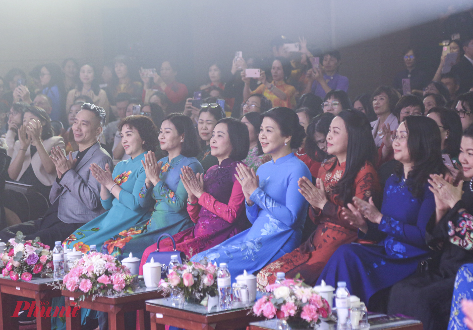 Chương trình có sự tham dự của bà Ngô Phương Ly - phu nhân Tổng Bí thư Tô Lâm; Phó Chủ tịch Quốc hội Nguyễn Thị Thanh; lãnh đạo một số ban, bộ, ngành Trung ương; Đại sứ và phu nhân, phu quân Đại sứ các nước; đại diện các tổ chức quốc tế tại Việt Nam; các nhà thiết kế Áo dài tài năng đến từ 3 miền Tổ quốc, các hội viên phụ nữ tham gia Khóa học “Cắt may, thiết kế và khởi nghiệp Áo dài”…