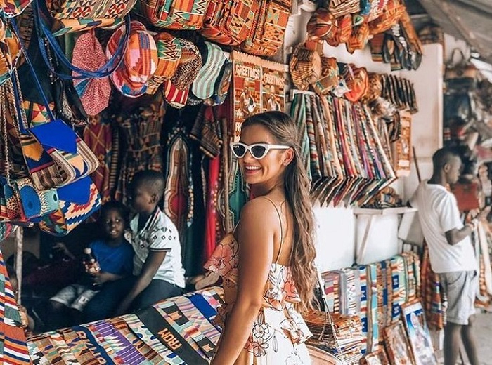 Ghana là điểm đến tiết kiệm và thân thiện tại Tây Phi, với chi phí ăn ở và đi lại khá rẻ. Bạn có thể khám phá thủ đô Accra sôi động, nghỉ ở guesthouse giá bình dân và thưởng thức ẩm thực đường phố như jollof rice, kelewele. Các điểm du lịch nổi bật như pháo đài Cape Coast, công viên Kakum với cầu treo rừng rậm, và làng chài ven biển đều dễ tiếp cận. Người dân Ghana hiếu khách và văn hóa địa phương rất phong phú, từ âm nhạc, lễ hội đến nghệ thuật thủ công. 