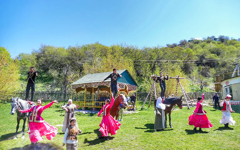 Du lịch Kazakhstan có thể thực hiện với ngân sách thấp nhờ chi phí ăn ở và di chuyển hợp lý. Thành phố Almaty và Nur-Sultan có nhiều hostel, quán ăn giá rẻ và phương tiện công cộng tiện lợi. Các điểm đến thiên nhiên như hẻm núi Charyn, hồ Kaindy hay sa mạc Mangystau có thể khám phá bằng tour ghép nhóm hoặc xe khách. Văn hóa du mục, chợ truyền thống và lễ hội địa phương đều mang đến trải nghiệm đáng nhớ mà không tốn kém.