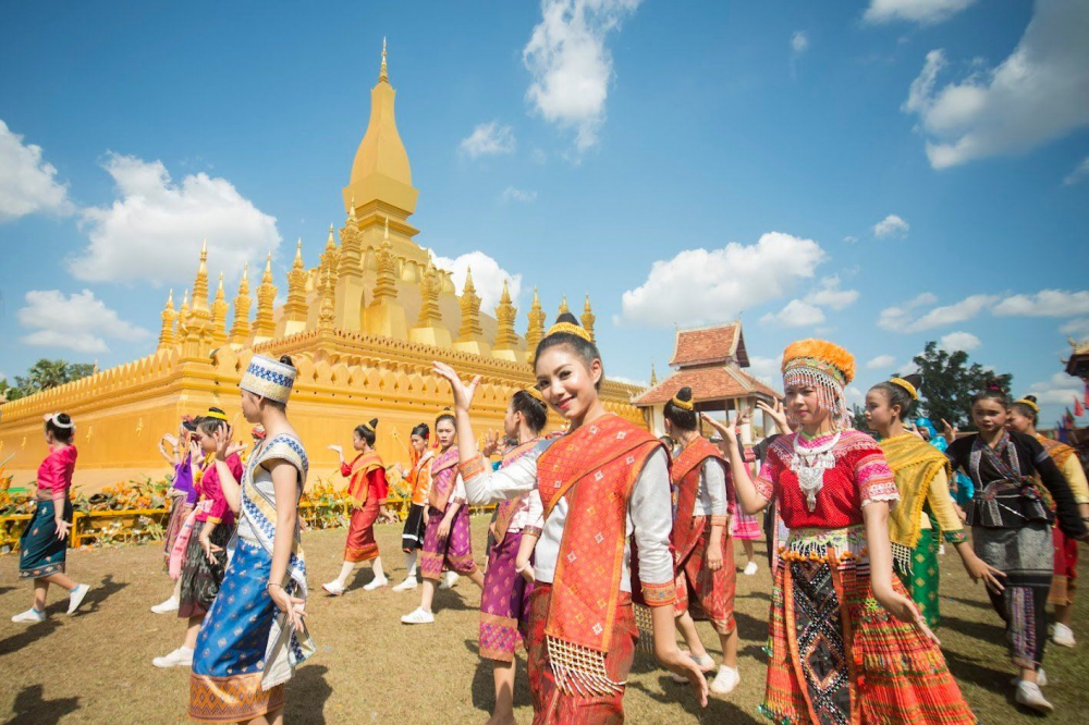 Du lịch Lào rất phù hợp với ngân sách thấp nhờ chi phí ăn ở, di chuyển và tham quan đều rẻ. Bạn có thể ở guesthouse chỉ từ 5–10 USD/đêm và thưởng thức ẩm thực đường phố như xôi, lạp, phở Lào với giá chưa đến 2 USD/món. Các điểm nổi bật như Luang Prabang (di sản UNESCO), thác Kuang Si, Vang Vieng hay 4.000 đảo đều dễ dàng tiếp cận bằng xe buýt hoặc xe máy thuê. Lào mang đến trải nghiệm nhẹ nhàng, yên bình với thiên nhiên, chùa chiền và đời sống văn hóa Phật giáo sâu sắc. 