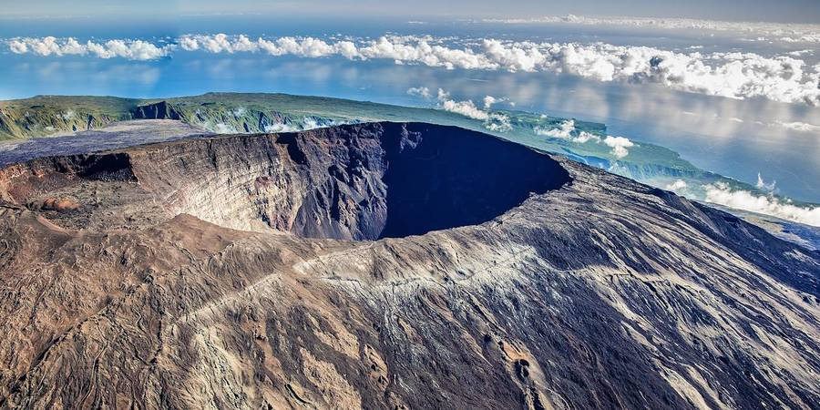 núi lửa còn hoạt động Piton de la Fournaise