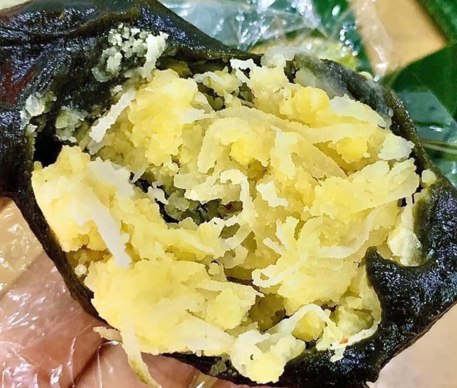 Bánh ít lá gai gói trong lá chuối tươi. Ảnh: C.O